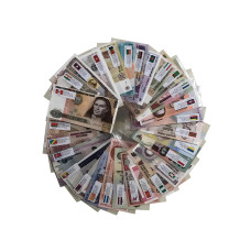 Un conjunto de 52 billetes diferentes de todo el mundo. Dinero real de diferentes países.